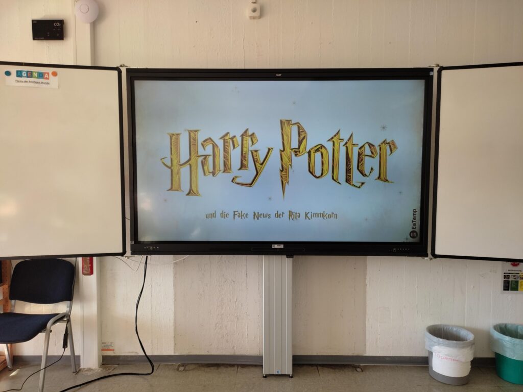 Interaktives Display zeigt "Harry Potter" auf einem Hintergrund.