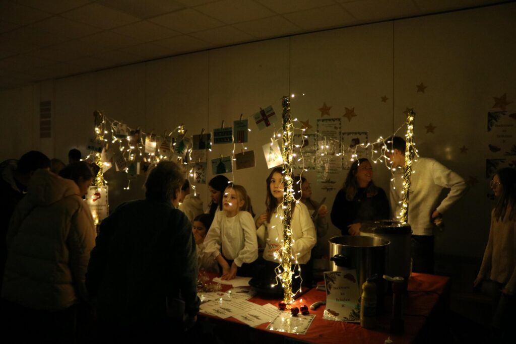 Schülerinnen und Schüler präsentieren ihre Arbeiten bei einer festlichen Veranstaltung.