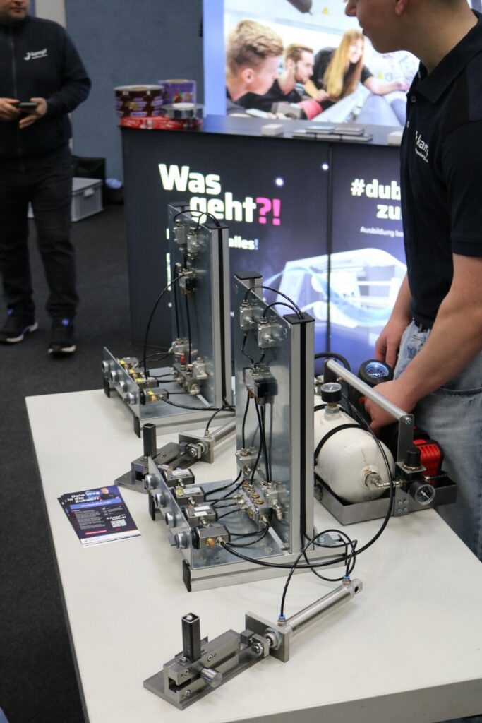 Technische Demonstrationen mit mechanischen Modellen und Steuerungselementen.