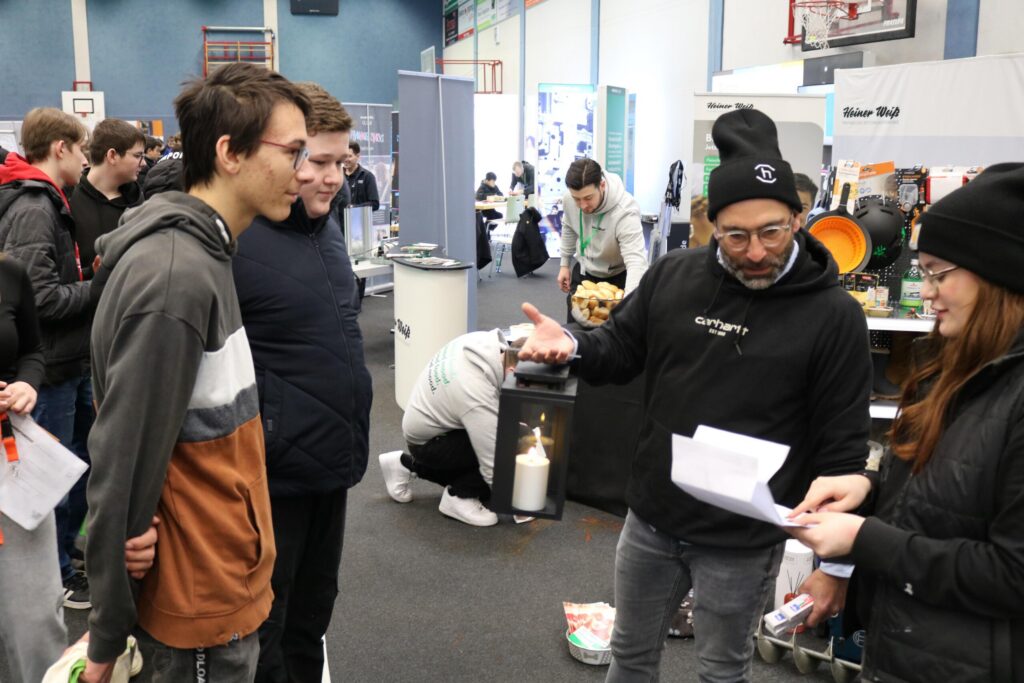 Schüler und Aussteller im Gespräch auf einer Informationsveranstaltung.