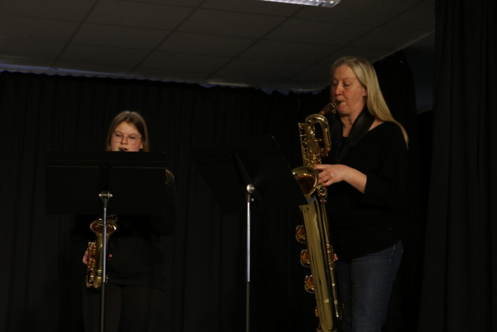 Zwei Musikerinnen spielen Saxophon auf einer Bühne.