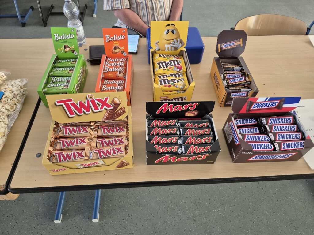 Verschiedene Schokoladenriegel und Snacks auf einem Tisch.