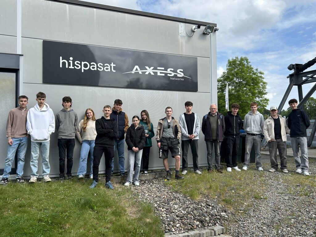 Gruppe von Schülern und Lehrern vor dem Gebäude von Hispasat Axess.