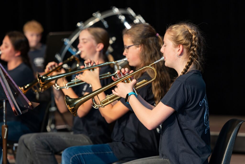 Nahaufnahme der Trompetengruppe während des Auftritts – volle Konzentration und saubere Haltung beim gemeinsamen Spiel der jungen Musikerinnen.