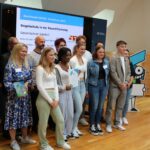 Gruppenfoto der Delegation der Gesamtschule Waldbröl nach der Siegelverleihung 2025. Schüler:innen und Lehrkräfte halten die Urkunde und das Siegel-Emblem in den Händen.