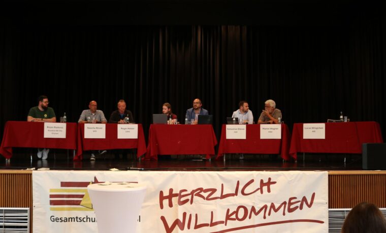 Die Podiumsrunde mit Vertreter:innen der im Stadtrat kandidierenden Parteien, der Platz für die AfD blieb leer.