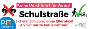 Banner mit der Aufschrift „Keine Durchfahrt für Autos! Schulstraße – Sicherer Schulweg ohne Elterntaxi! Ab hier nur zu Fuß & Fahrrad!“ sowie Symbolen für Auto, Fußgänger und Fahrrad und dem Logo der Marktstadt Waldbröl.