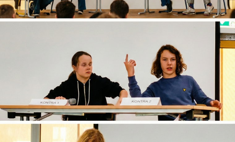 Collage aus drei Bildern einer Debattenveranstaltung auf einer Bühne vor weißem Hintergrund. Das obere Bild zeigt die Gesamtszene mit zwei Zweierteams an Tischen; ein:e Teilnehmer:in auf der rechten Seite spricht gestikulierend in ein Mikrofon. Die unteren Detailaufnahmen zeigen das Pro-Team beim konzentrierten Mitschreiben sowie das Kontra-Team während eines Redebeitrags mit erhobenem Zeigefinger.