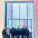 Gruppe von Schüler:innen der 10. Klassen der Gesamtschule Waldbröl vor der Installation mit der Aufschrift ‚Du bist Teil der Geschichte‘ im Haus der Geschichte in Bonn.