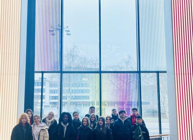 Gruppe von Schüler:innen der 10. Klassen der Gesamtschule Waldbröl vor der Installation mit der Aufschrift ‚Du bist Teil der Geschichte‘ im Haus der Geschichte in Bonn.