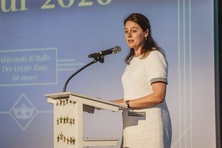 Frau spricht an einem Rednerpult während einer Veranstaltung zum Abi 2026.