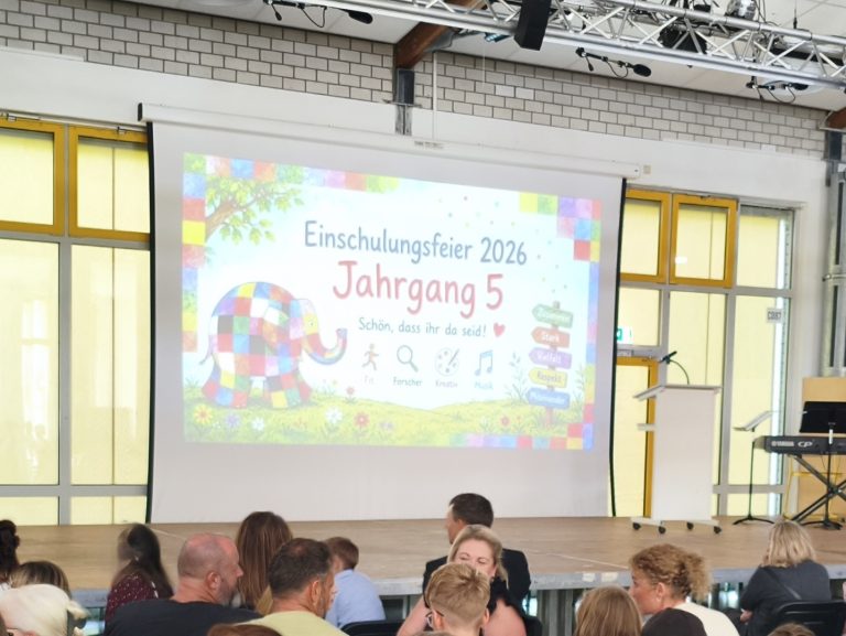 Einschulungsfeier 2026 für Jahrgang 5 mit bunt gestaltetem Elefanten.