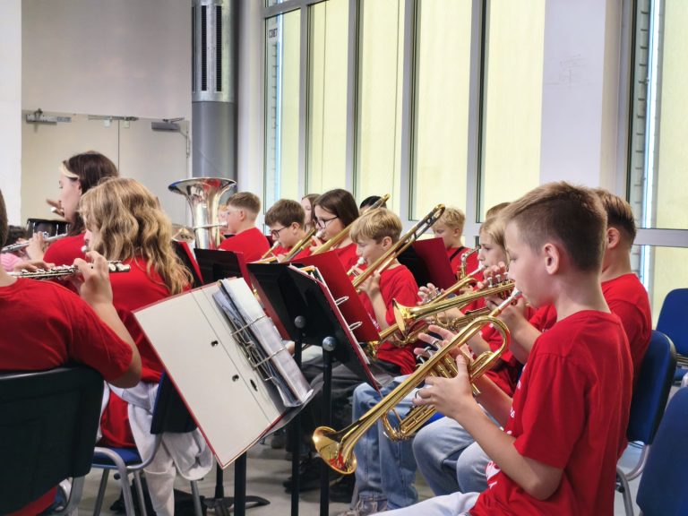 Musikschüler spielen Blasinstrumente in einem Probenraum.