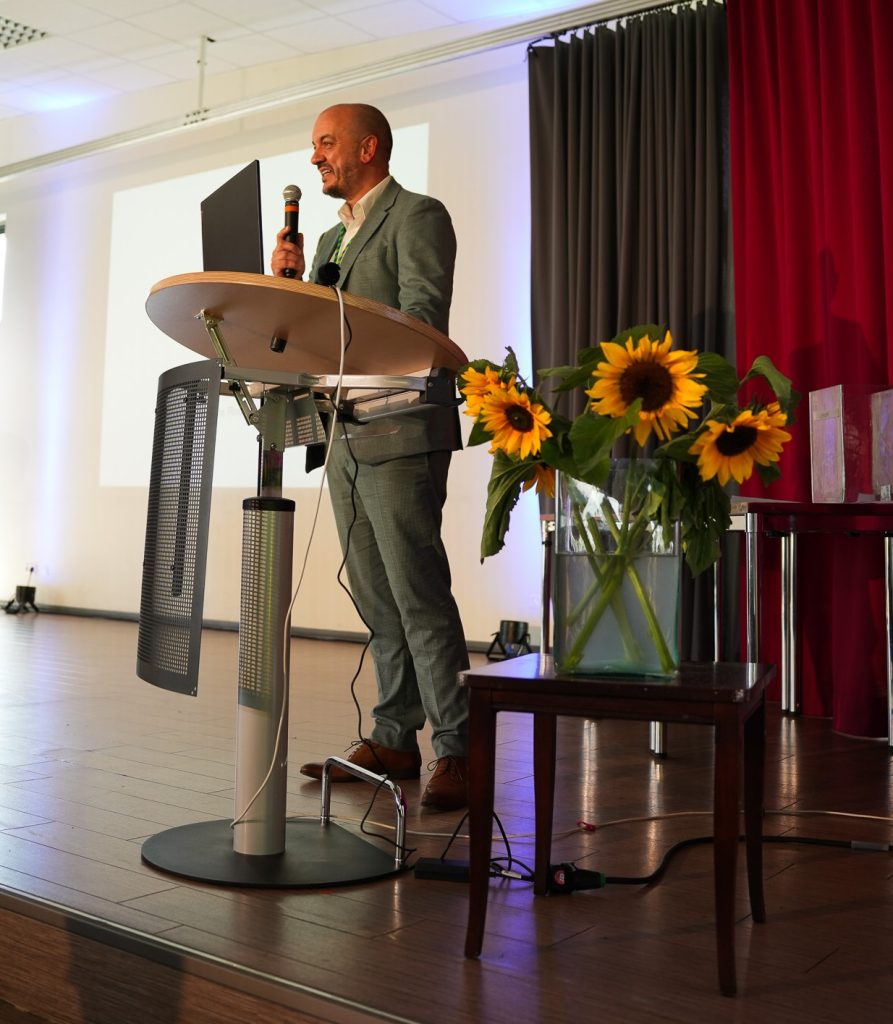 Dr. Wasilios Rodoniklis haelt die Laudatio zur Rezertifizierung MINT SCHULE NRW 2026.