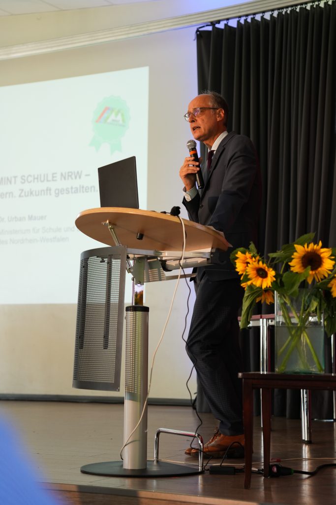 Staatssekretaer Dr. Urban Mauer spricht bei der Verleihung MINT SCHULE NRW 2026.
