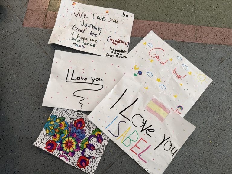 Bunte, handgeschriebene Plakate mit verschiedenen Liebesbotschaften.